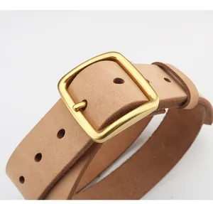 Dettaglio cintura in vera pelle vintage con fibbia in ottone e bordo in cuoio spesso