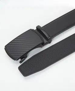 Détail macro d'une ceinture en cuir pour homme avec boucle texturée carbone et méandres