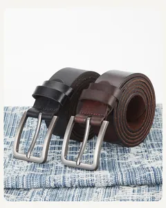 Gros plan de ceintures en cuir véritable noir et marron avec boucles en métal brossé