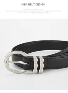 Détail de la boucle en métal ondulé argenté et du bracelet en cuir noir à texture fine