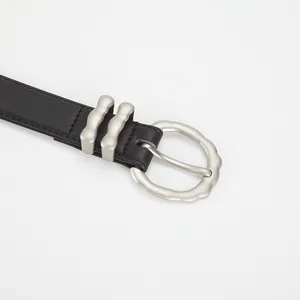 Ceinture classique en cuir noir pour femme avec boucle argentée mate à texture unique