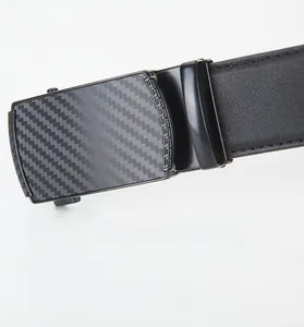 Vue rapprochée d'une ceinture en cuir noir pour homme avec boucle automatique carbone