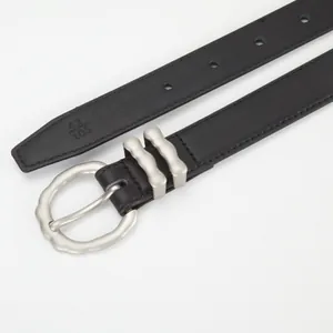 Ceinture classique en cuir noir pour femme avec boucle argentée ondulée et passants
