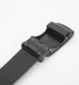 Vue macro de la boucle automatique et du cuir grainé de la ceinture pour hommes