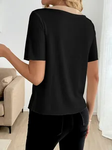 Dettaglio del top in maglia a costine con bordo a contrasto sul colletto posteriore