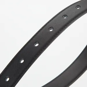 Ceinture en cuir véritable noir avec coutures fines et détails de perforation précis