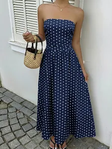 Elegante marineblauwe maxi-jurk met polkadots en strapless ontwerp voor de zomer