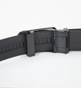 Détail de la ceinture en cuir noir pour homme avec système à cliquet automatique