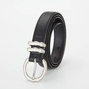 Ceinture classique en cuir noir pour femme avec boucle ronde ondulée en métal argenté