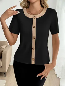 Dettaglio della trama a costine e bottoni a contrasto su t-shirt nera a maniche corte