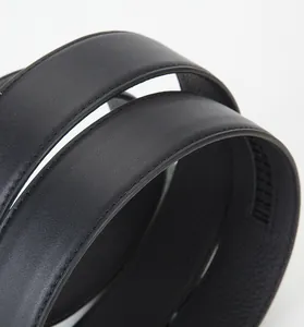 Détail de la ceinture en cuir noir montrant les coutures précises et la texture grainée