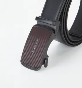 Détail de la boucle de ceinture en cuir pour homme avec texture carbone et motif grec