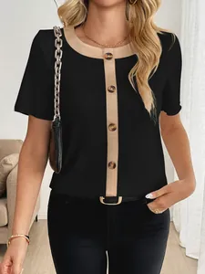 Dettaglio maglia a costine con colletto patchwork beige e bottoni ambrati su maglietta nera