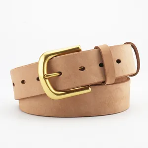 Cintura da uomo in vera pelle con fibbia in ottone vintage su sfondo bianco