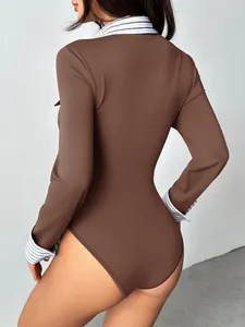 Body ajusté à manches longues marron avec col polo contrasté et design moderne