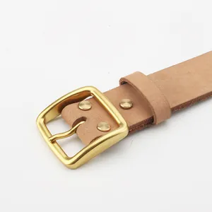 Cintura in pelle marrone fatta a mano da uomo con fibbia ad ardiglione in oro spazzolato