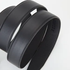 Ceinture homme en cuir noir avec boucle automatique et texture grainée sur fond blanc
