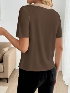 Dettaglio del top in maglia a costine a maniche corte con girocollo a contrasto e tessuto marrone