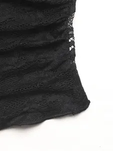 Vue macro détaillée de la dentelle florale noire avec des éléments plissés élégants