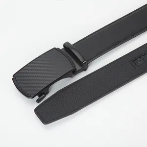 Ceinture homme en cuir noir avec boucle automatique texture carbone et motif grec classique