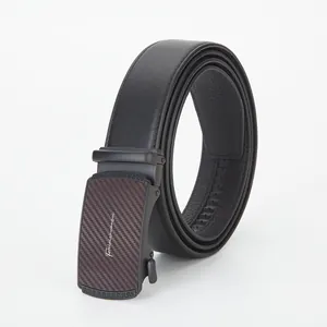 Ceinture en cuir noir pour homme avec boucle automatique en métal et texture carbone