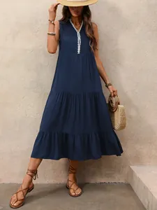 Détail du col en V avec dentelle blanche et robe midi sans manches à volants bleu marine