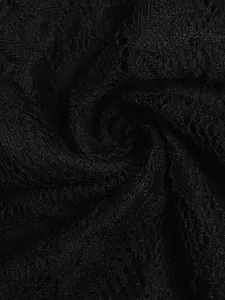 Détail macro d'un tissu de dentelle noire de qualité avec des motifs floraux ajourés