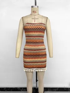 Texture de maille détaillée et motif géométrique coloré sur robe bustier à franges