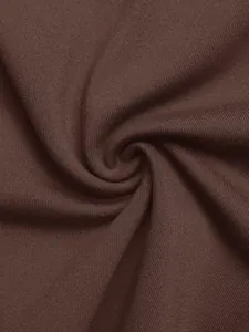 Vue détaillée de la texture du tricot marron chocolat avec des plis et drapés élégants