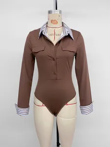 Détail d'un body ajusté avec col rayé contrasté et deux poches poitrine symétriques
