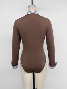 Vue arrière du body moulant marron chocolat avec détails de chemise à rayures bleues