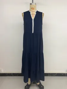 Détail du col en V avec bordure en dentelle crochetée blanche sur robe longue bleue
