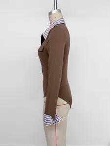 Vue latérale d'un body marron avec poignets rayés bleus et une poche poitrine pratique