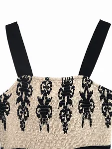 Detail der gerafften Textur bei einem schwarz-weißen Sommerkleid mit Blumendruck