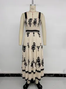 Details zum Boho-Maxikleid mit Blumenprint, gesmoktem Oberteil und dünnen Trägern