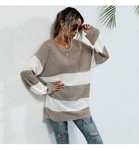 Trama in maglia dettagliata di un maglione a righe beige e bianco con girocollo ampio