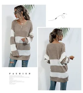 Dettaglio del maglione a maglia a righe oversize in marrone e bianco con girocollo