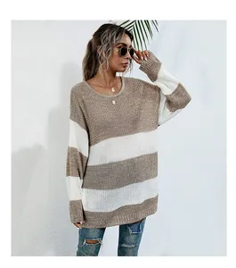 Dettaglio maglione oversize a maglia con strisce beige e bianche e scollo rotondo rifinito
