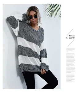 Vista dettagliata del maglione a maglia a righe bianche e nere oversize su una modella