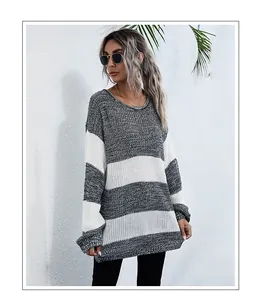 Dettaglio ravvicinato di un maglione oversize a righe con motivi orizzontali ampi