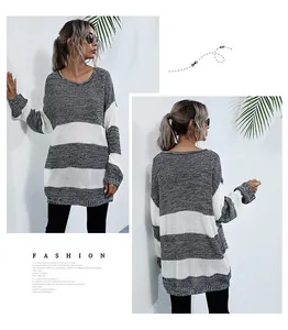 Vista anteriore e posteriore del maglione a maglia a righe grigie e bianche vestibilità comoda