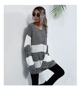 Dettaglio del maglione a righe grigie e bianche oversize con trama morbida