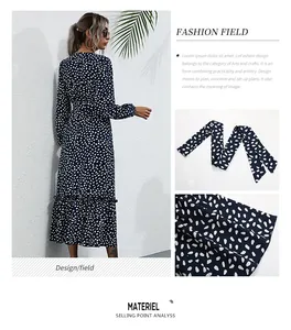 Détail de robe bleu marine à pois avec ceinture à la taille et ourlet à volants texturé