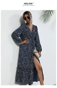 Détail de robe longue marine à pois avec col en V, manches longues et ourlet fendu