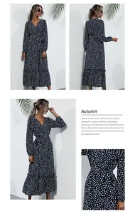 Détails de la robe bleu marine à pois, col en V, avec taille nouée et ourlet à volants