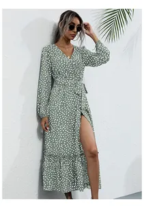 Détail de robe midi à pois avec col en V, fente latérale et ceinture sur tissu vert