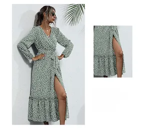 Détail de la robe fleurie verte avec fente latérale haute et ourlet à volants élégant