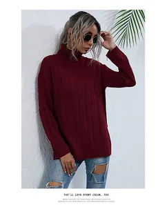 Détail d'un pull à col roulé bordeaux avec motif de maille torsadée et fentes latérales