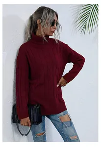 Détail du tricot torsadé d'un pull à col roulé bordeaux sur un mannequin