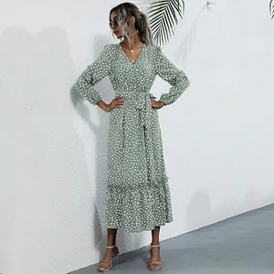 Robe longue élégante à pois vert sauge avec col en V, manches longues et ceinture nouée